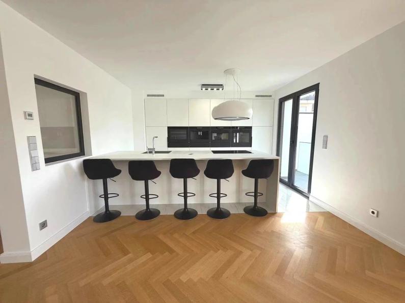 Rare à la vente !  Appartement haut de gamme avec jardin et terrasse - Image #2
