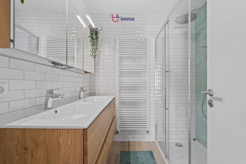 Elegante, renovierte Wohnung mit Balkon, 2 Schlafzimmern und 2 Innenplätzen - Bild #5