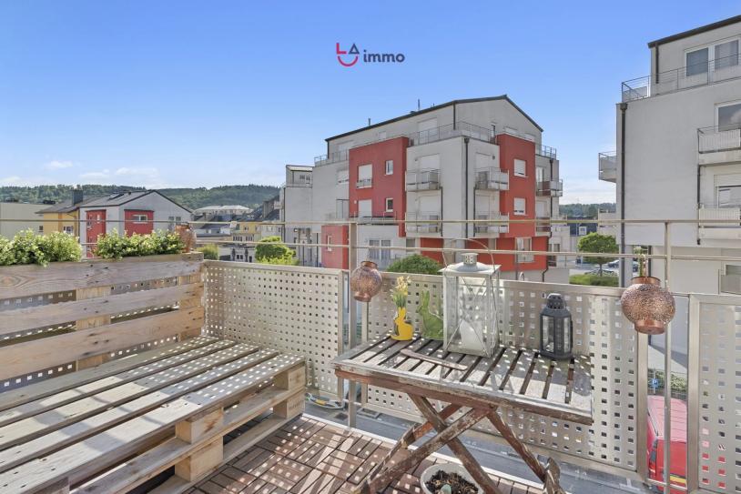 Élégant appartement rénové avec balcon, 2 chambres et 2 emplacements  intérieurs - Image #1