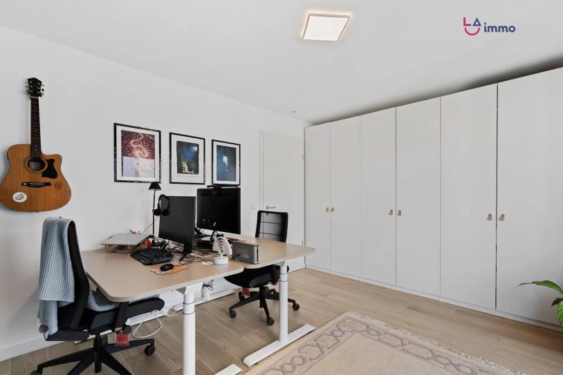 Élégant appartement rénové avec balcon, 2 chambres et 2 emplacements  intérieurs - Image #4