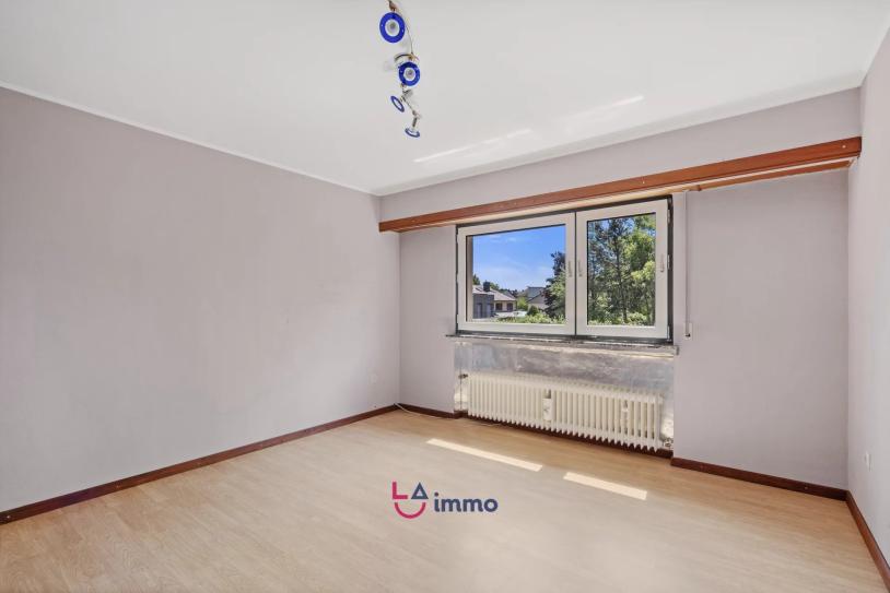 Maison libre des 3 côtés avec jardin, grenier et double garage – Havre de paix à personnaliser - Image #11