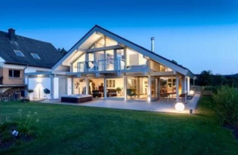 ZU VERKAUFEN – Moderne Architektenvilla in Rombach - Bild #1