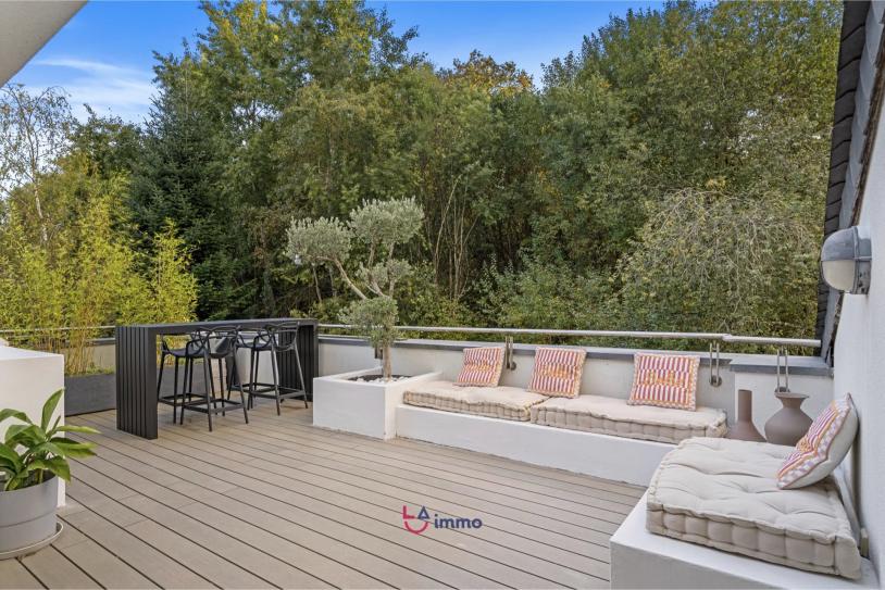Duplex inversé d’exception avec terrasse et vue sur les bois - Image #1