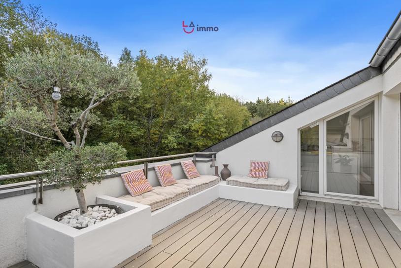 Duplex inversé d’exception avec terrasse et vue sur les bois - Image #2