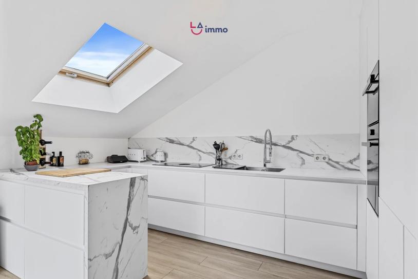 Duplex inversé d’exception avec terrasse et vue sur les bois - Image #1