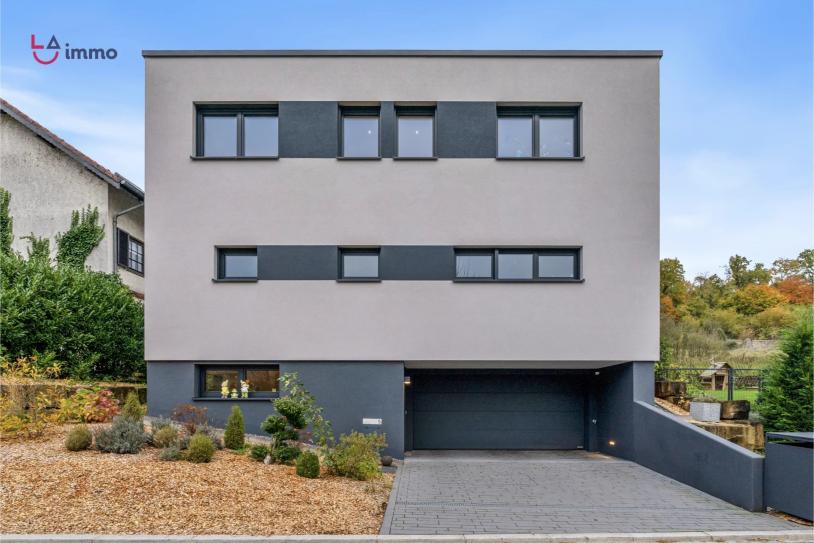 Exceptional Detached House in a Peaceful and Prestigious Setting - Image #1 Exceptional Detached House in a Peaceful and Prestigious Setting - Image #1